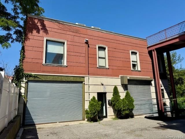 Attached, Exterior, Facade, Rowhouse