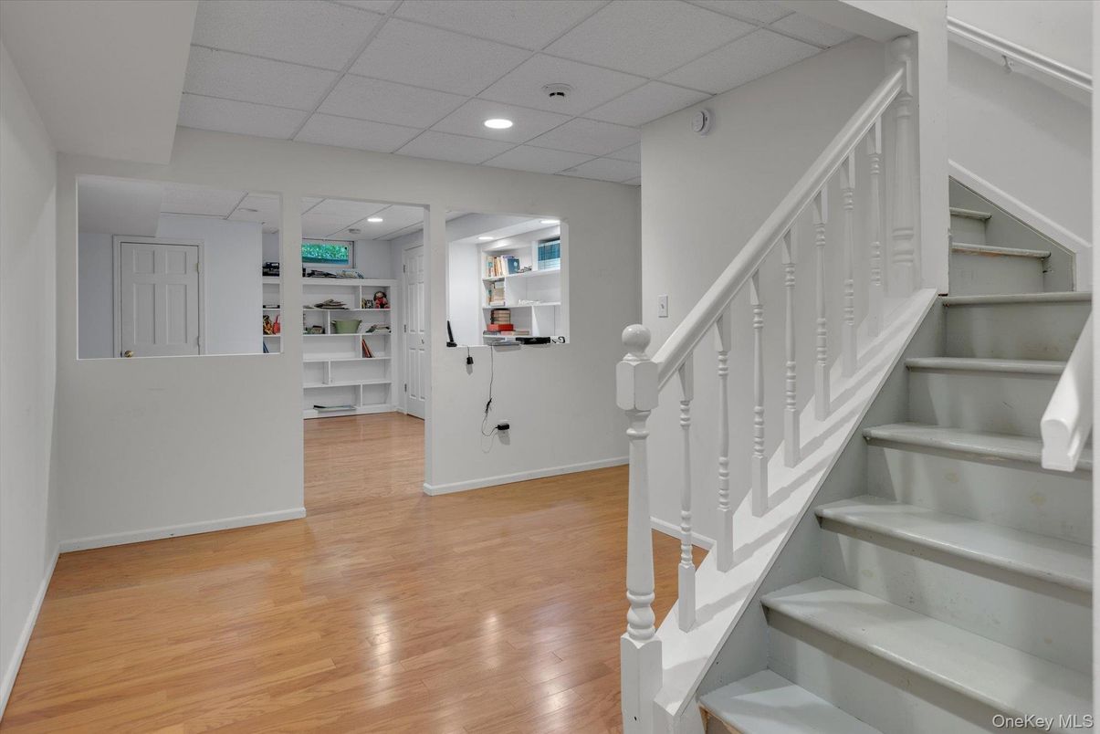 Interior, Recessed Lighting, Walk-in Closets, Wood Texture Flooring