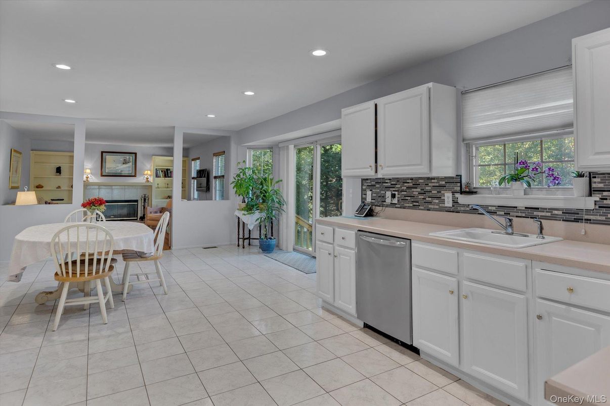 Dining room, Interior, Kitchen, Recessed Lighting, Stainless Steel Appliances