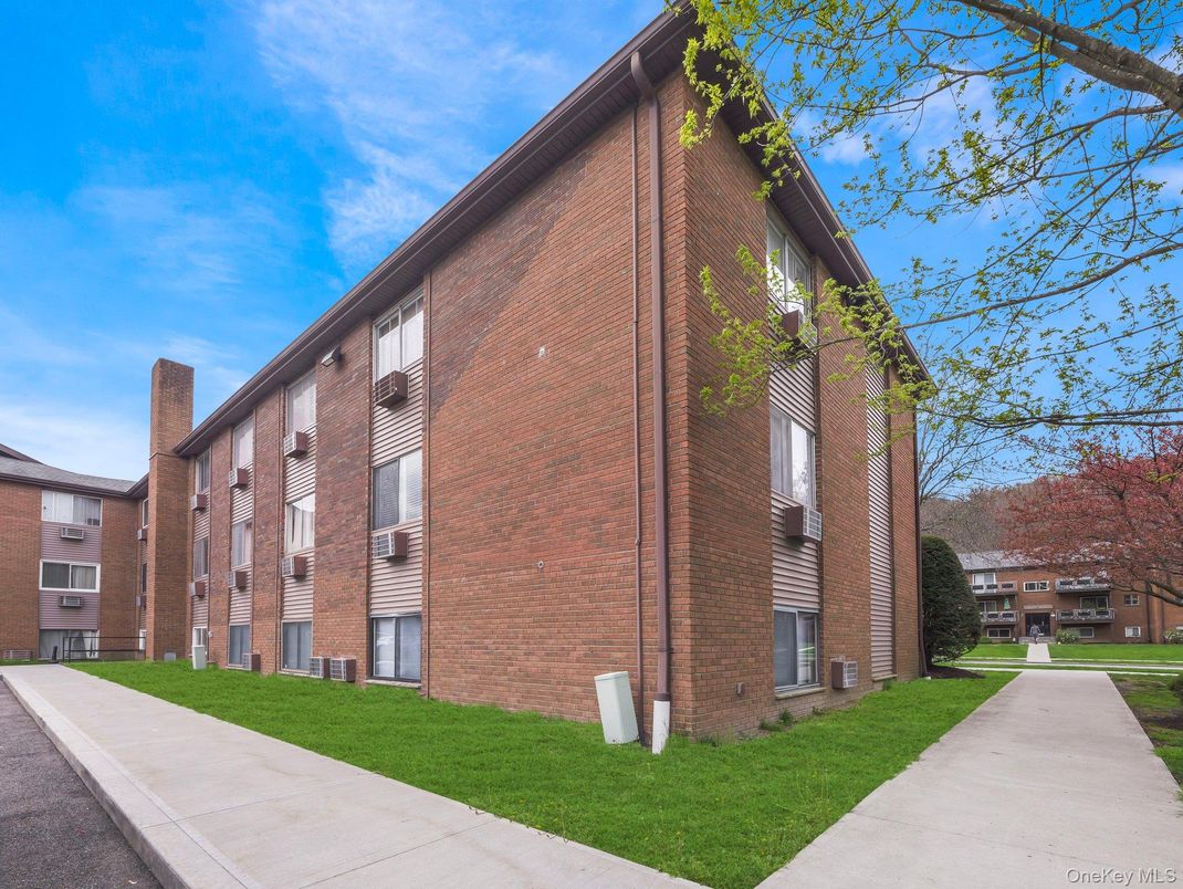 Exterior, Facade, Brick Facade, Rowhouse
