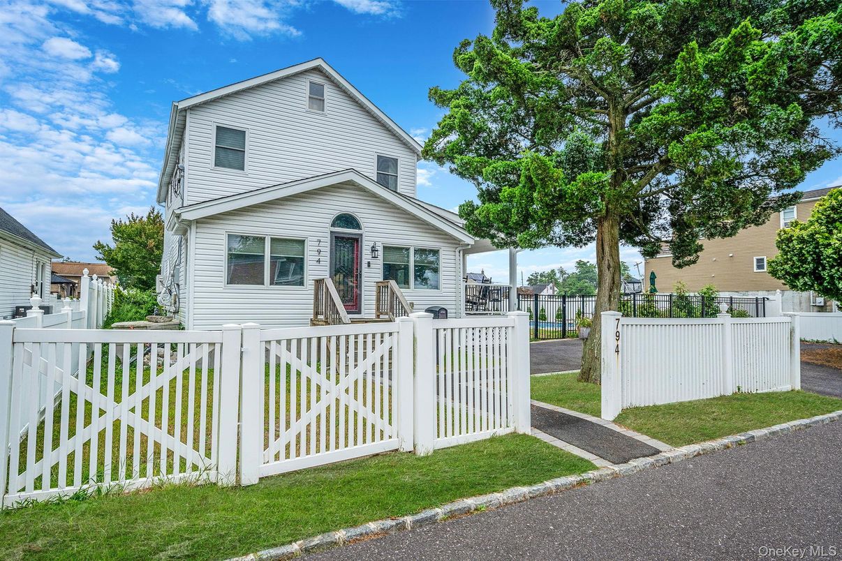 Backyard, Exterior, Facade, Queen Anne Victorian