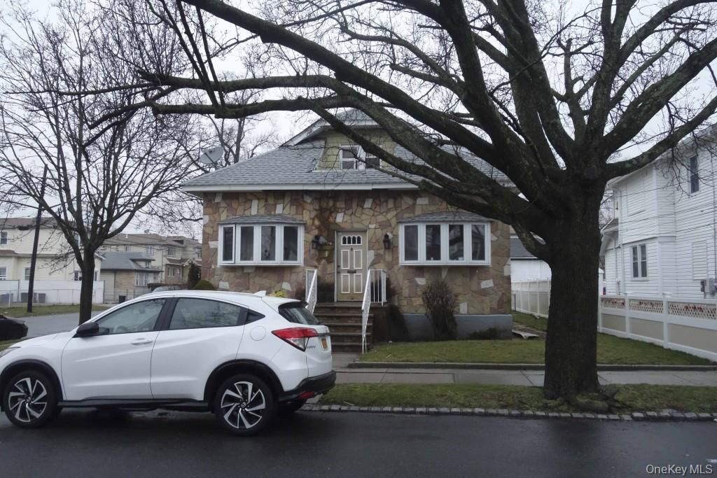 Exterior, Facade, American Foursquare