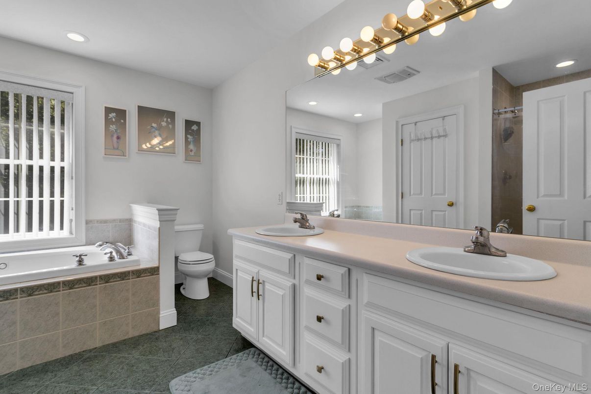 Bathroom, Dual Sink Vanities, Interior, Recessed Lighting