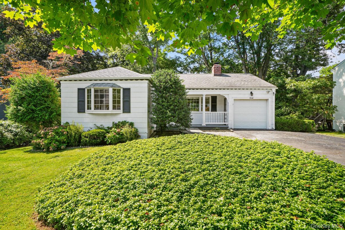 Attached, Exterior, Facade, Ranch