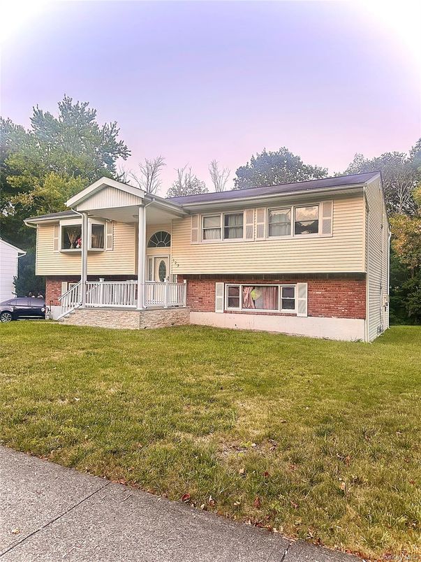 Backyard, Exterior, Facade, Brick Facade, Raised Ranch