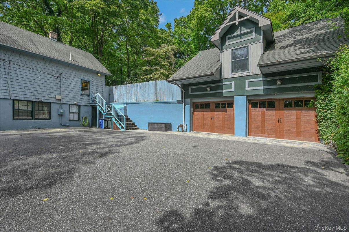 Attached, Exterior, Facade, Cape Cod