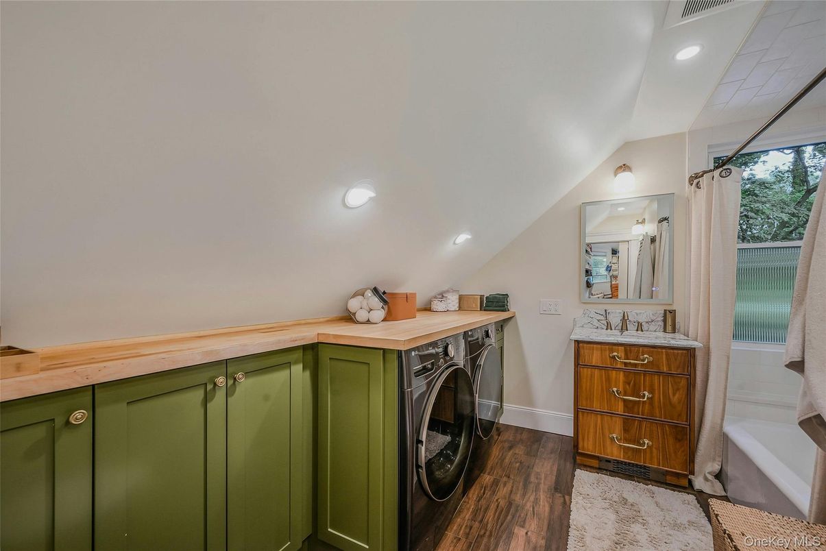 Interior, Recessed Lighting, Washer, Wood Texture Flooring