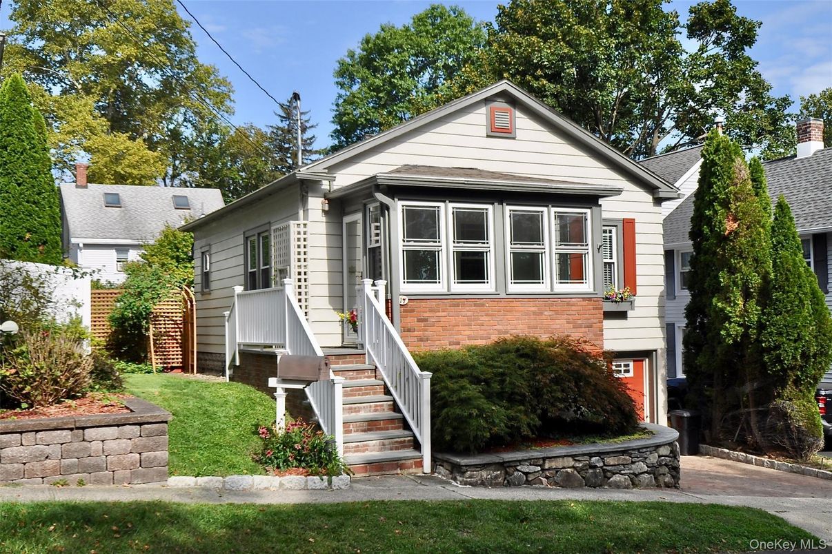 Attached, Exterior, Facade, Brick Facade, Queen Anne Victorian