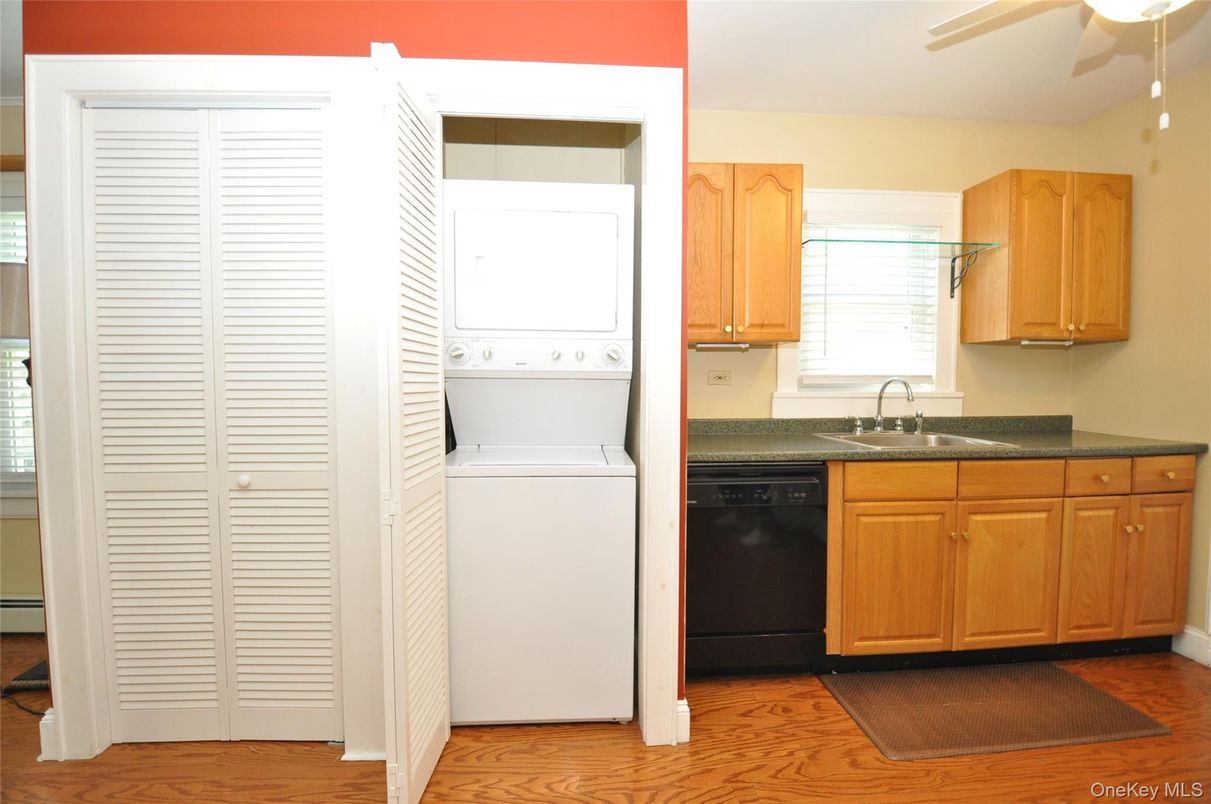 Interior, Utility Closets, Washer, Wood Texture Flooring