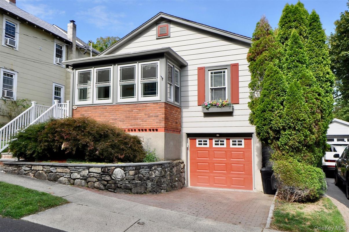 Attached, Exterior, Facade, Brick Facade, Queen Anne Victorian