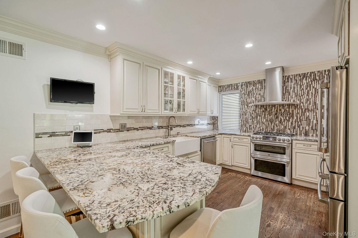 Dining room, Interior, Kitchen, Recessed Lighting, Stainless Steel Appliances, Wood Texture Flooring