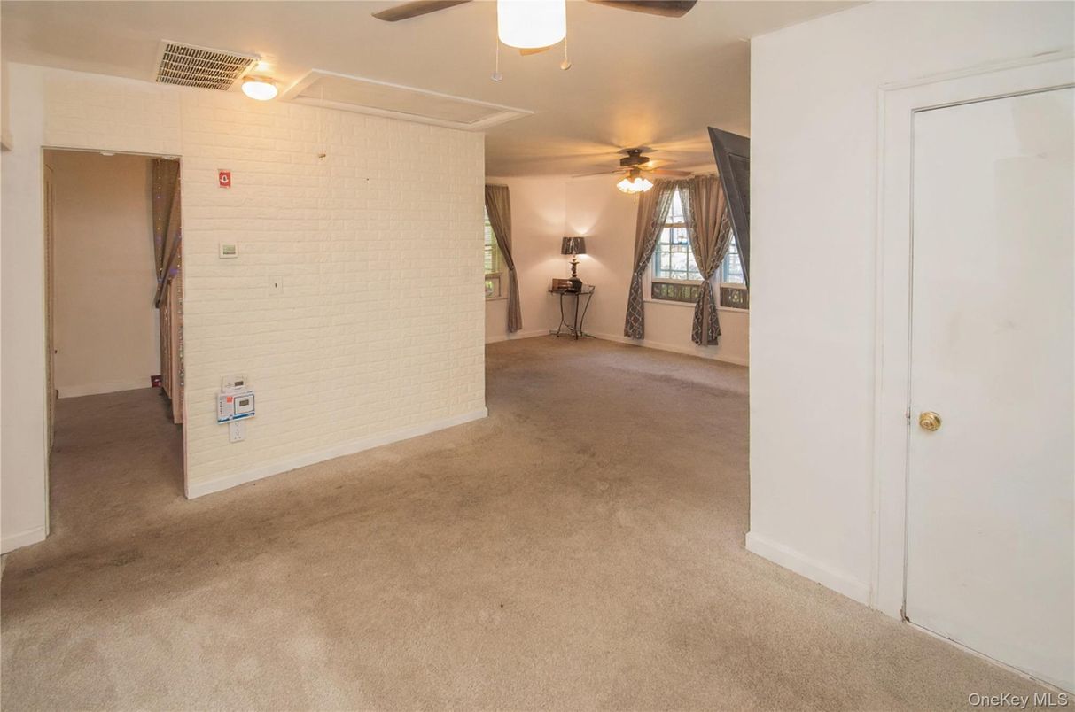 Empty room, Interior