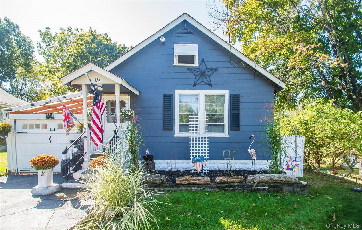 Exterior, Facade, Queen Anne Victorian