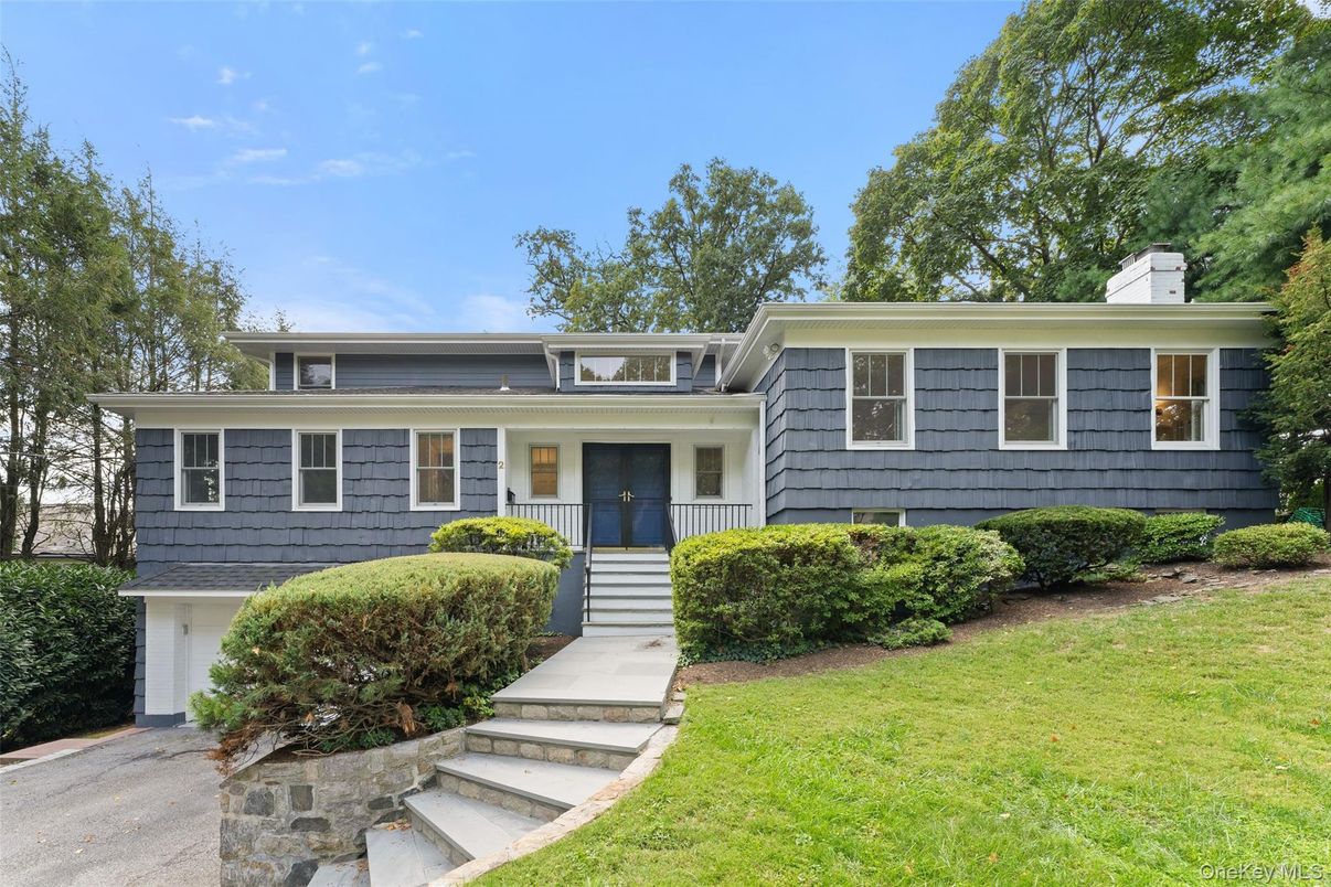 Attached, Exterior, Facade, Split Level