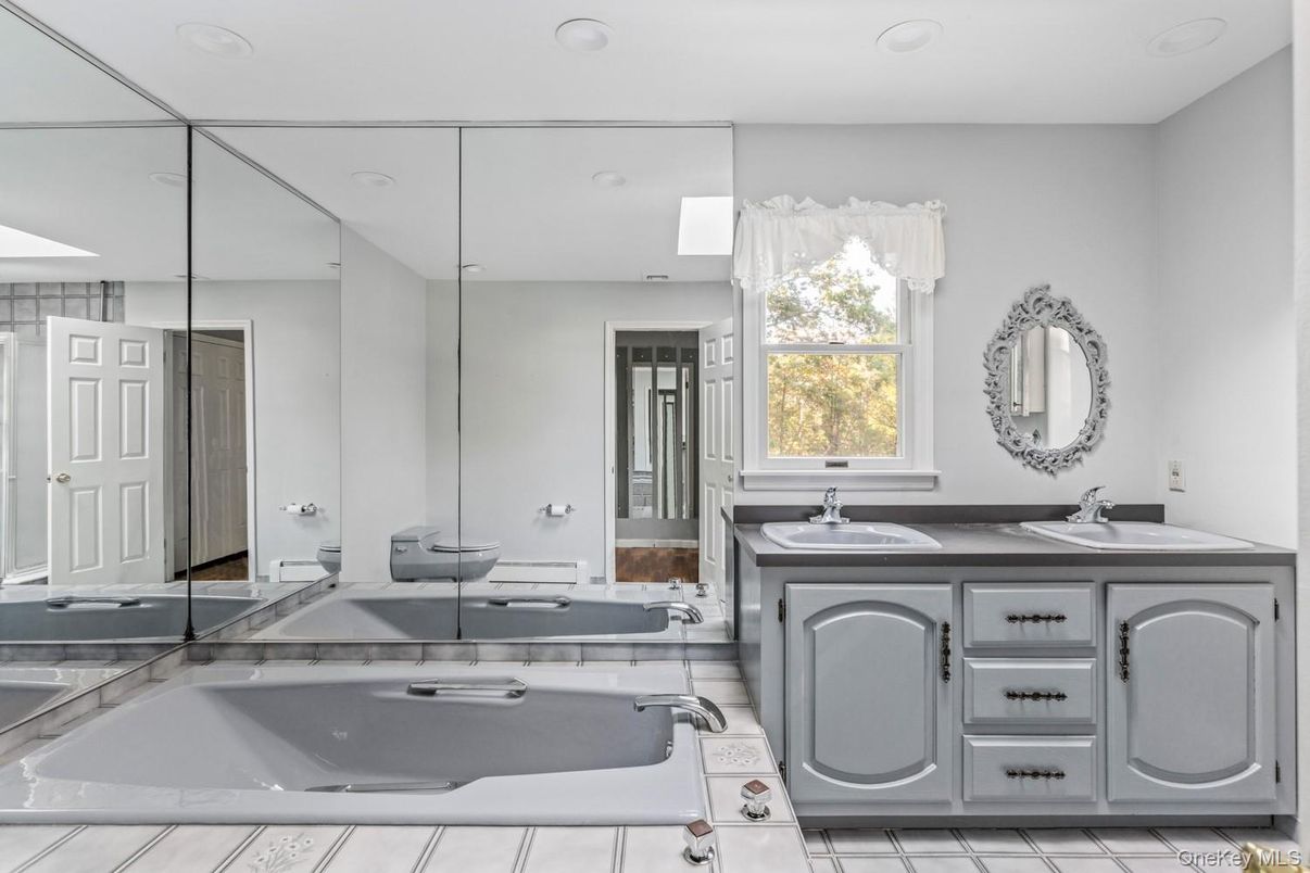 Bathroom, Dual Sink Vanities, Interior, Recessed Lighting