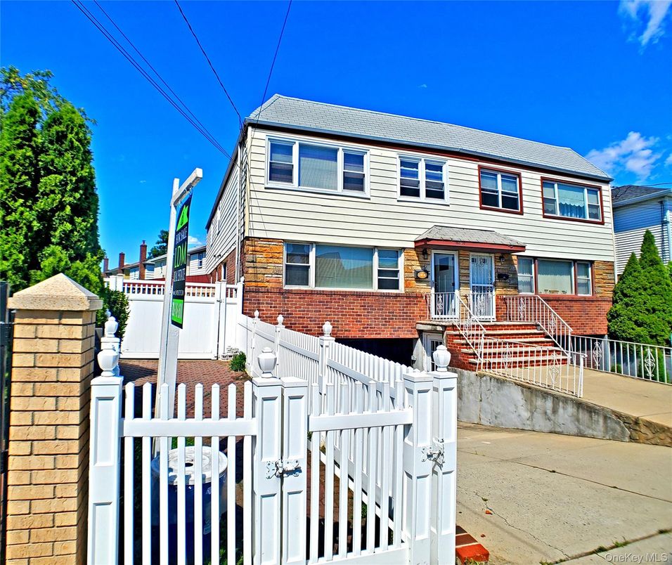 Exterior, Facade, Brick Facade, Rowhouse