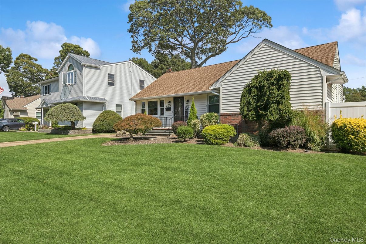 Attached, Exterior, Facade, Farmhouse