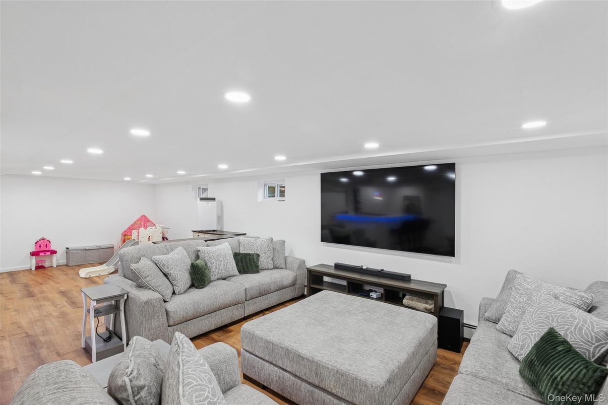 Interior, Living room, Recessed Lighting, Wood Texture Flooring