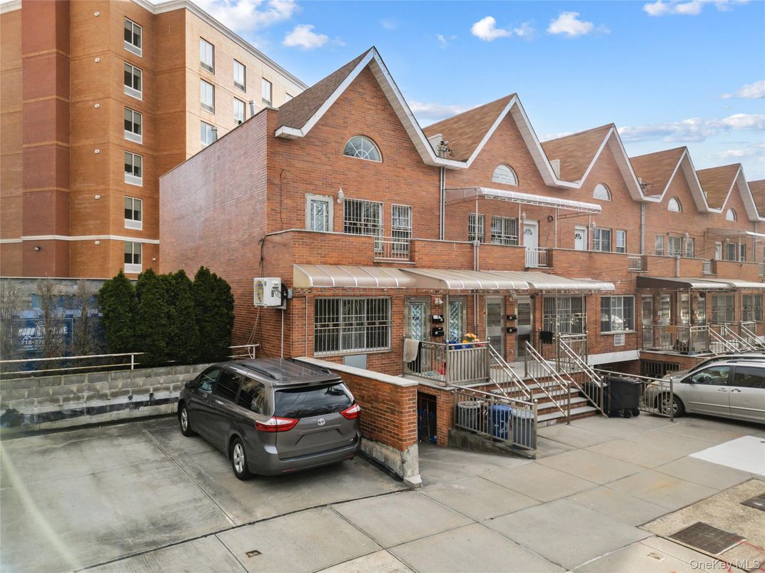 Exterior, Facade, Brick Facade, Rowhouse