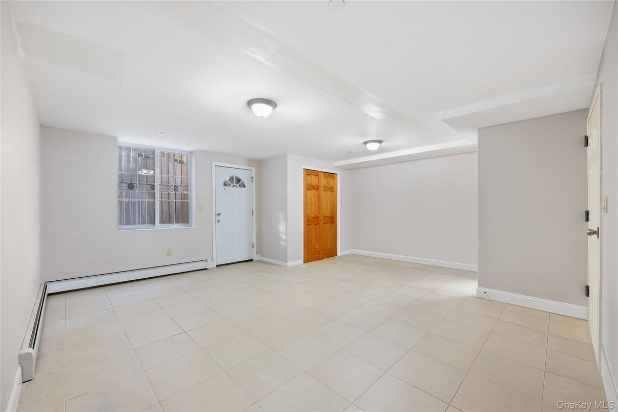 Empty room, Interior