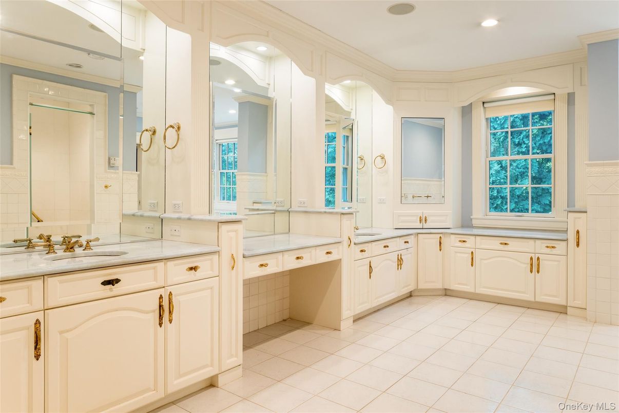 Bathroom, Dual Sink Vanities, Interior, Recessed Lighting