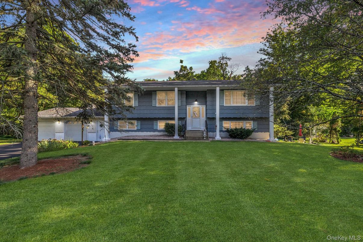 Backyard, Exterior, Facade, Raised Ranch