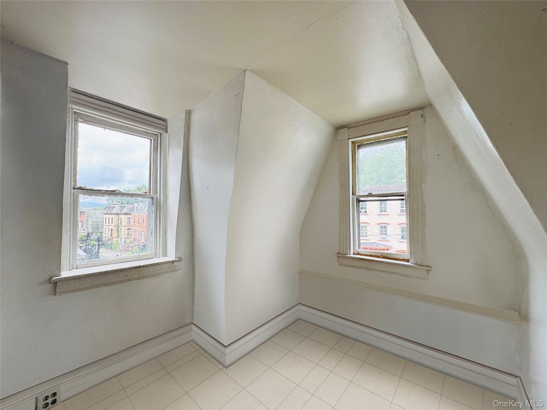 Empty room, Interior