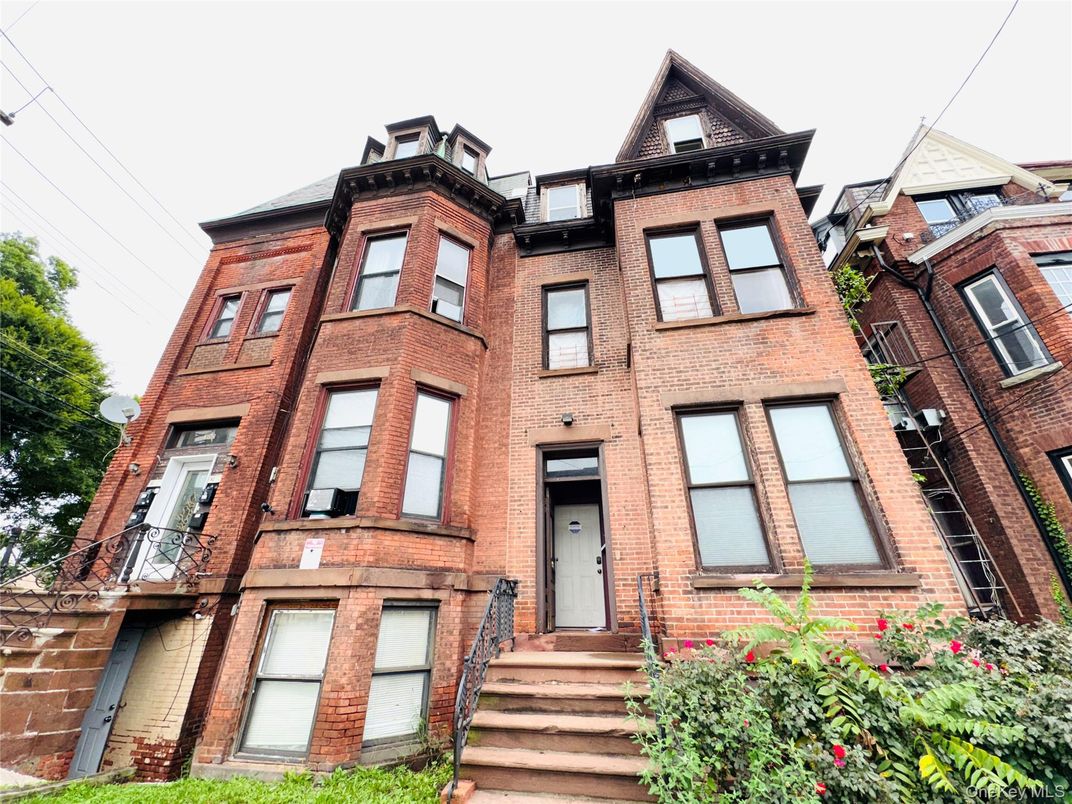 Exterior, Facade, Brick Facade, Rowhouse