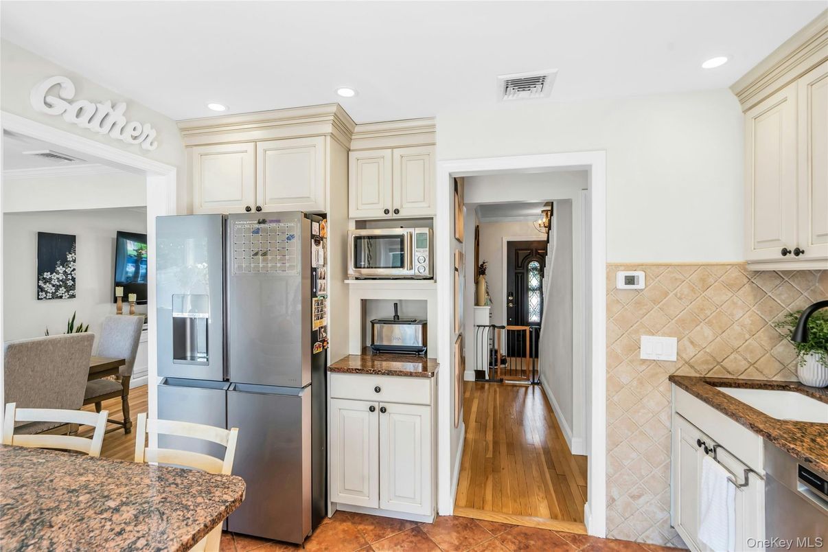 Dining room, Interior, Kitchen, Recessed Lighting, Wood Texture Flooring