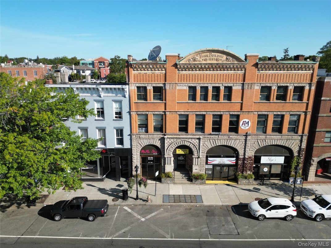 Exterior, Facade, Brick Facade, Chicago School