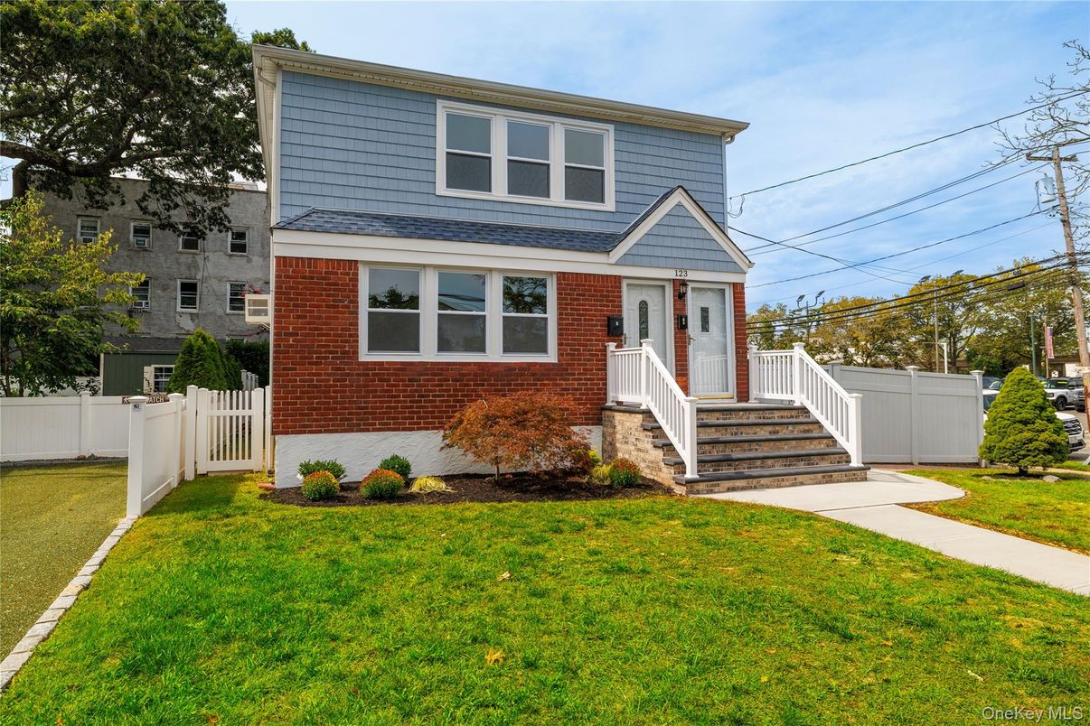 Exterior, Facade, Brick Facade, American Foursquare
