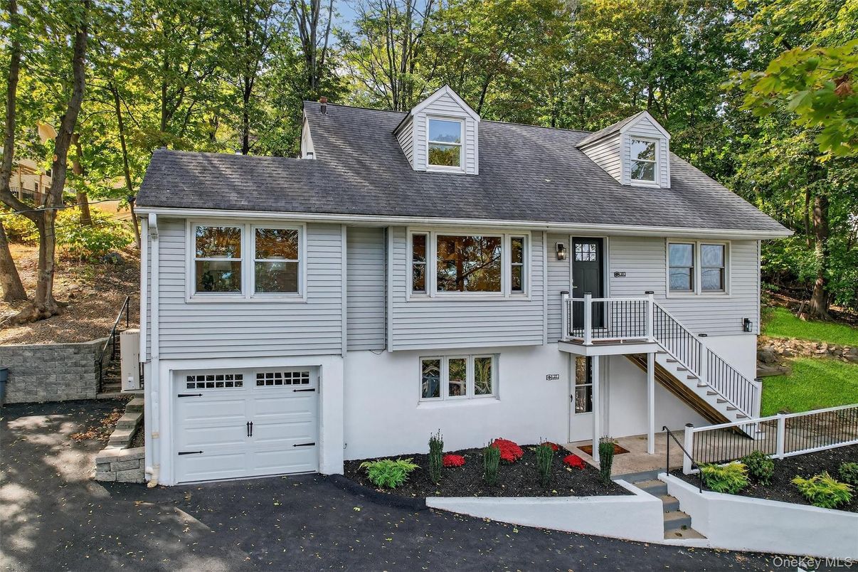Attached, Exterior, Facade, Cape Cod