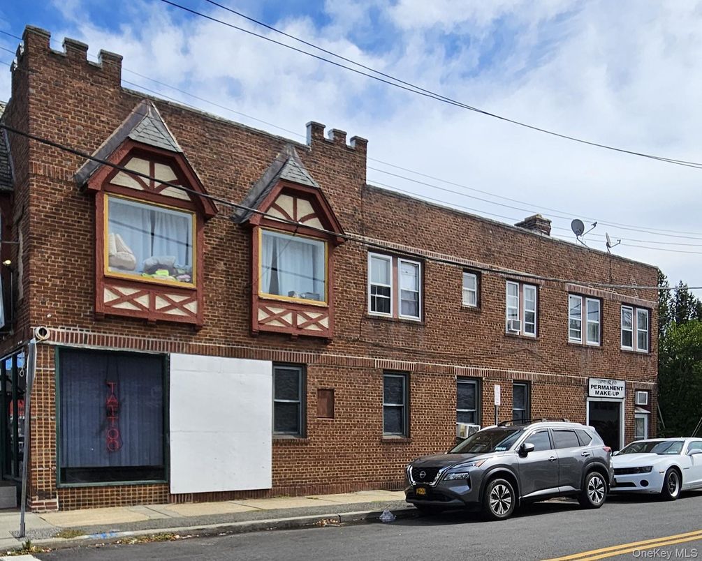 Exterior, Facade, Brick Facade, Rowhouse