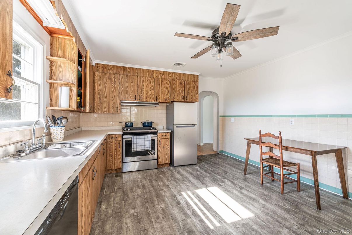 Dining room, Interior, Kitchen, Stainless Steel Appliances, Wood Texture Flooring