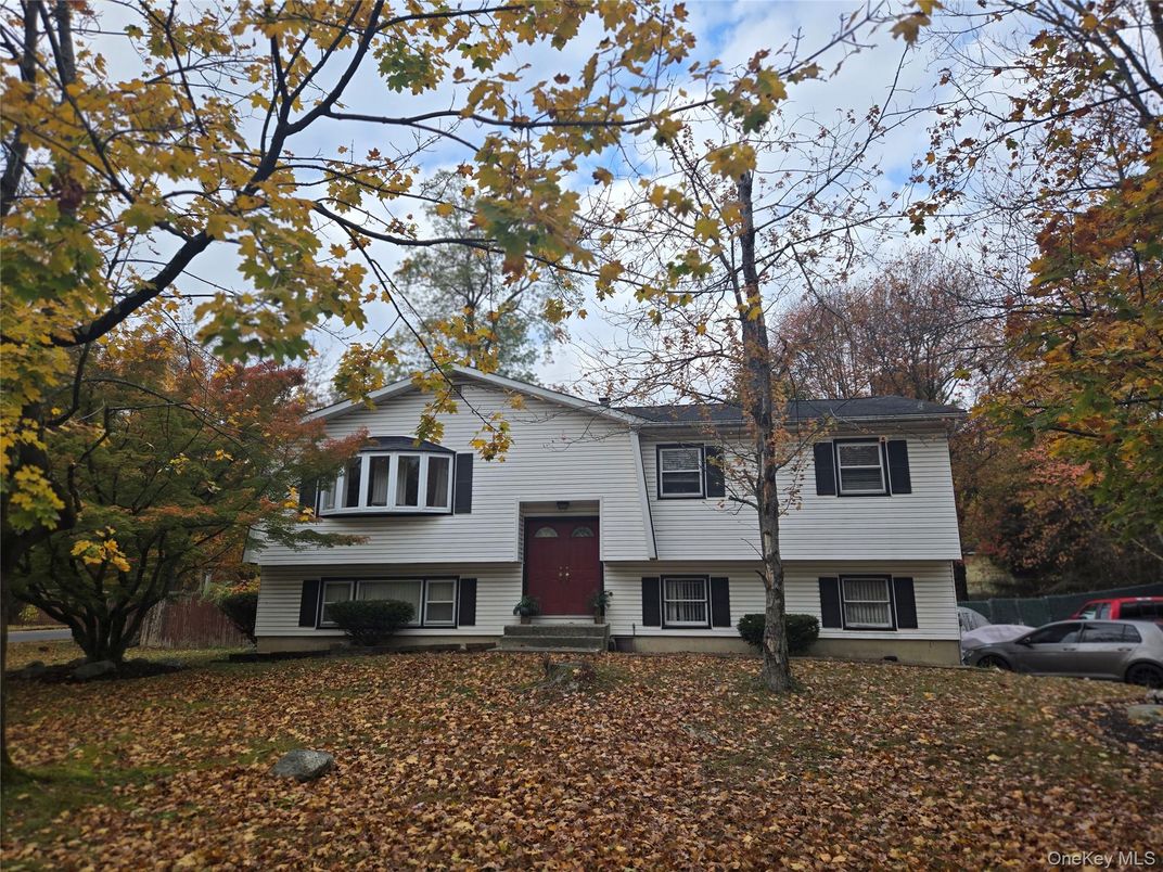 Exterior, Facade, Raised Ranch