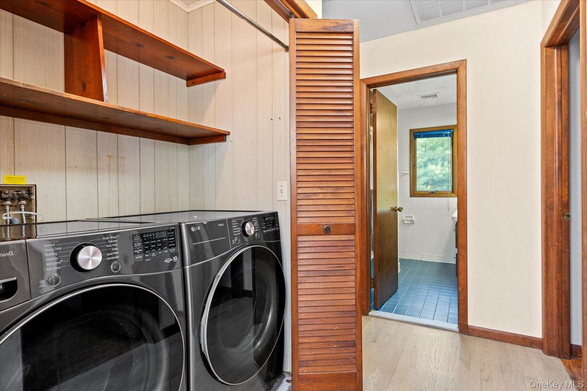 Interior, Utility Closets, Washer, Wood Texture Flooring