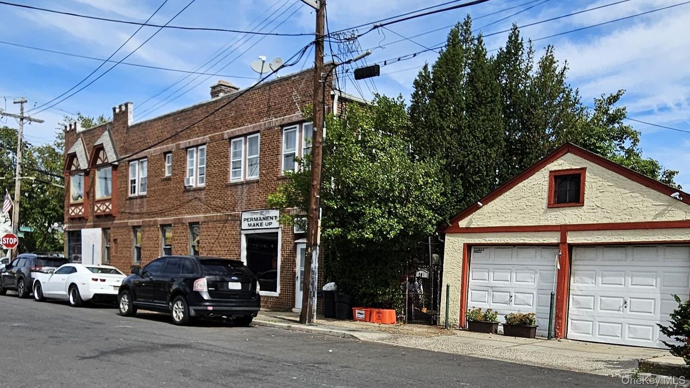 Attached, Detached Garage, Exterior, Facade, Brick Facade, Rowhouse