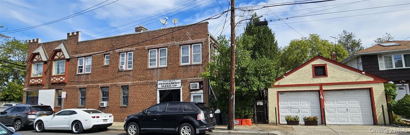 Attached, Exterior, Facade, Brick Facade, Georgian