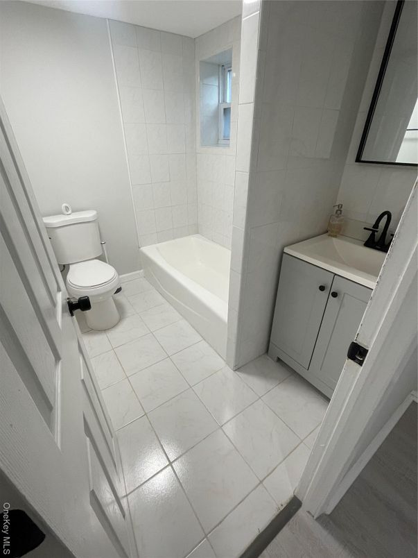 Bathroom, Interior, Tile Countertops
