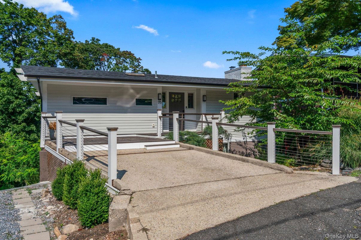 Exterior, Facade, Raised Ranch