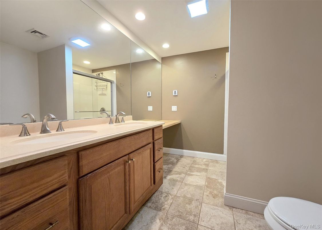 Bathroom, Dual Sink Vanities, Interior, Recessed Lighting
