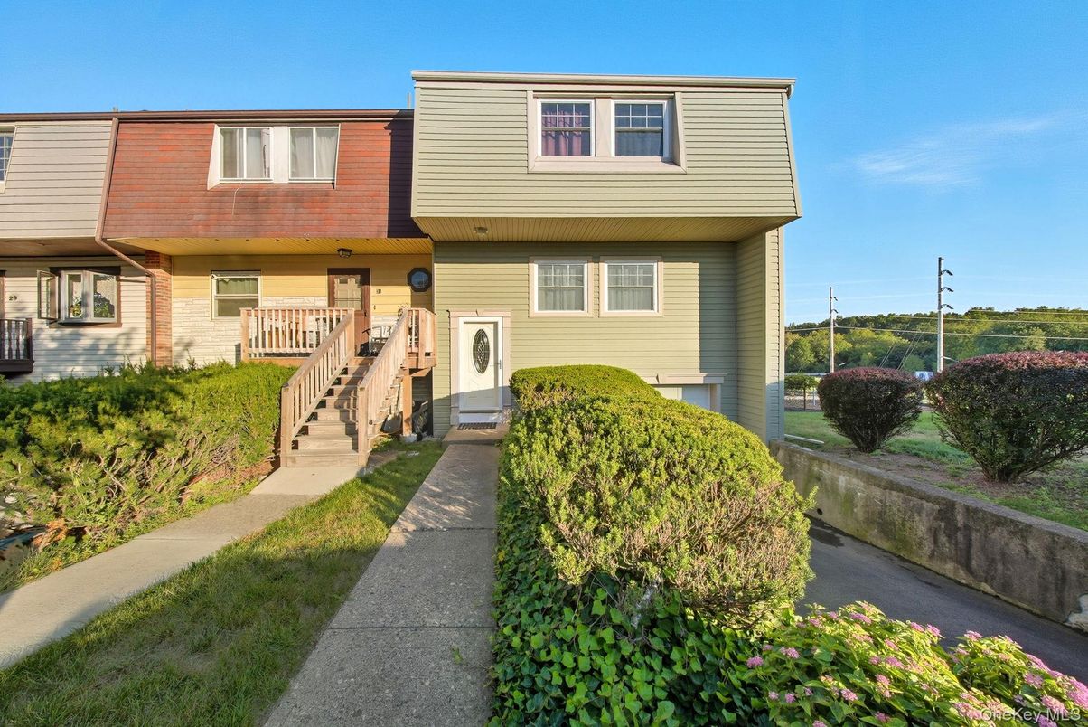 Exterior, Facade, Raised Ranch