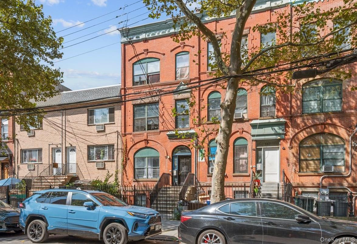 Exterior, Facade, Brick Facade, Rowhouse