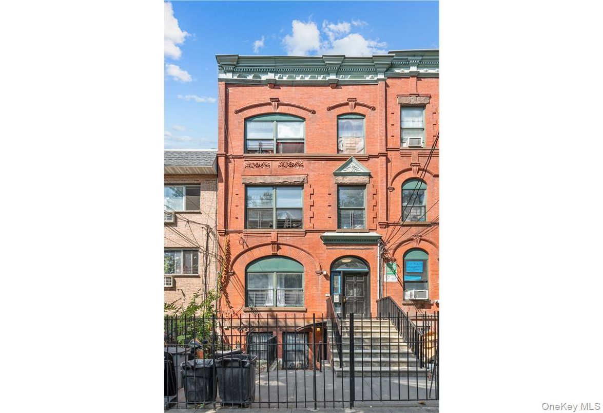 Exterior, Facade, Brick Facade, Rowhouse
