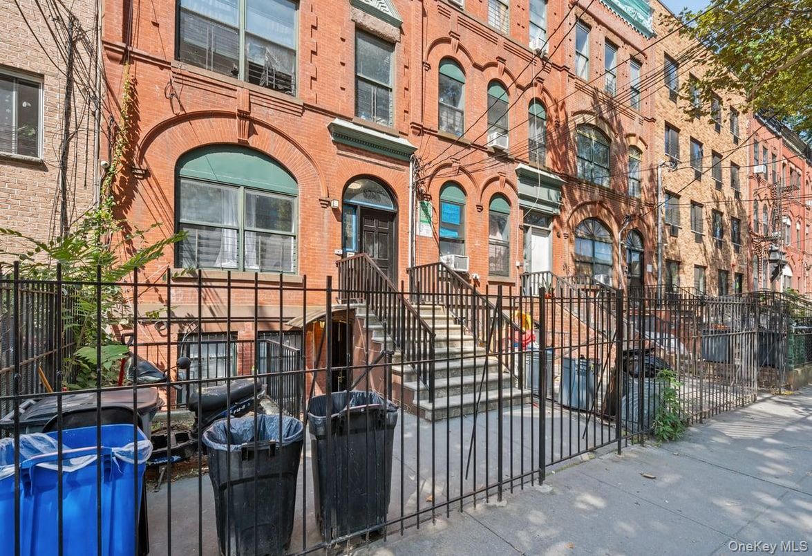 Exterior, Facade, Brick Facade, Rowhouse