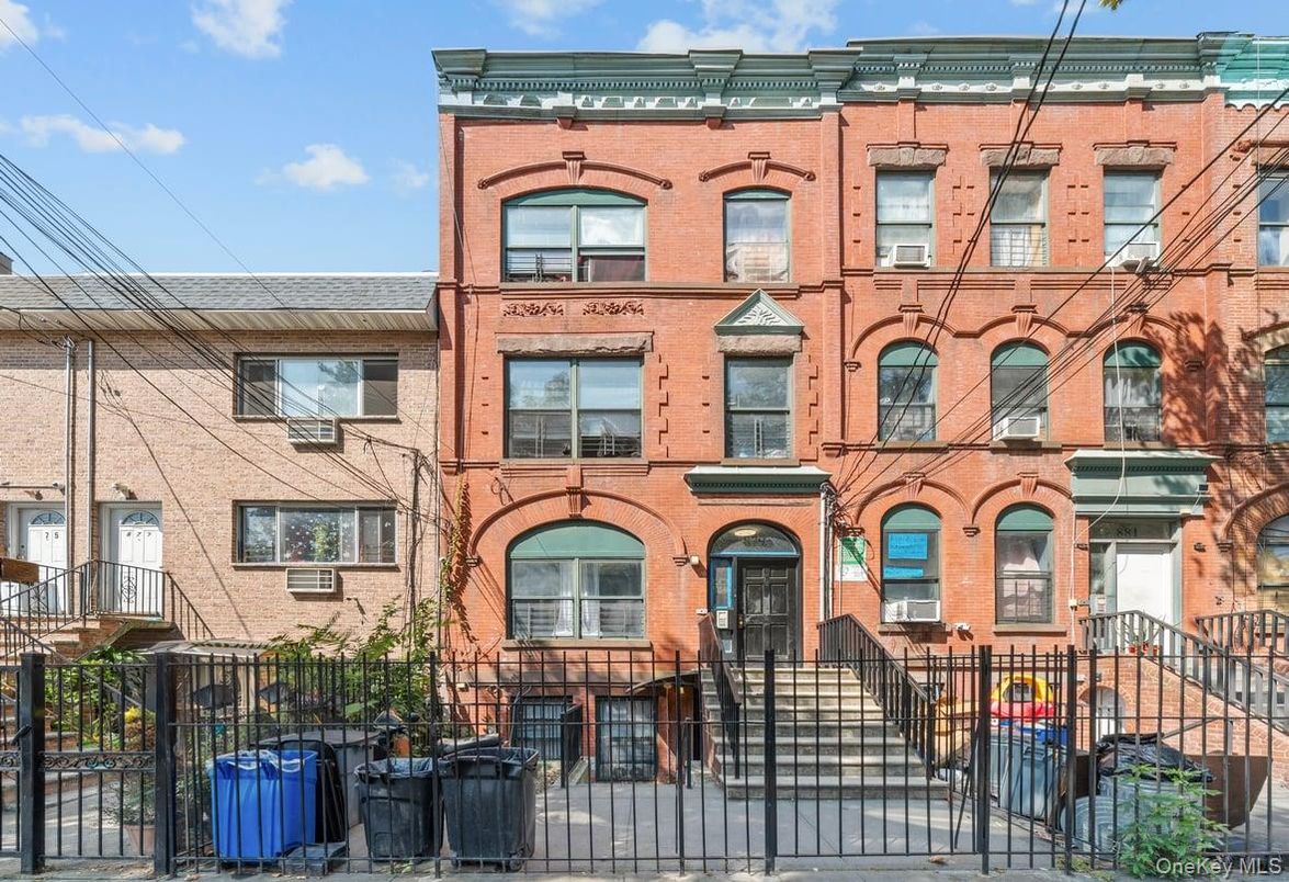 Exterior, Facade, Rowhouse