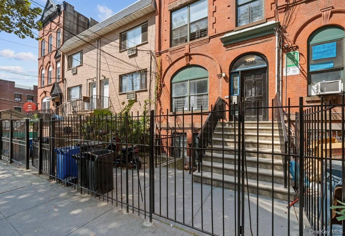 Exterior, Facade, Brick Facade, Rowhouse
