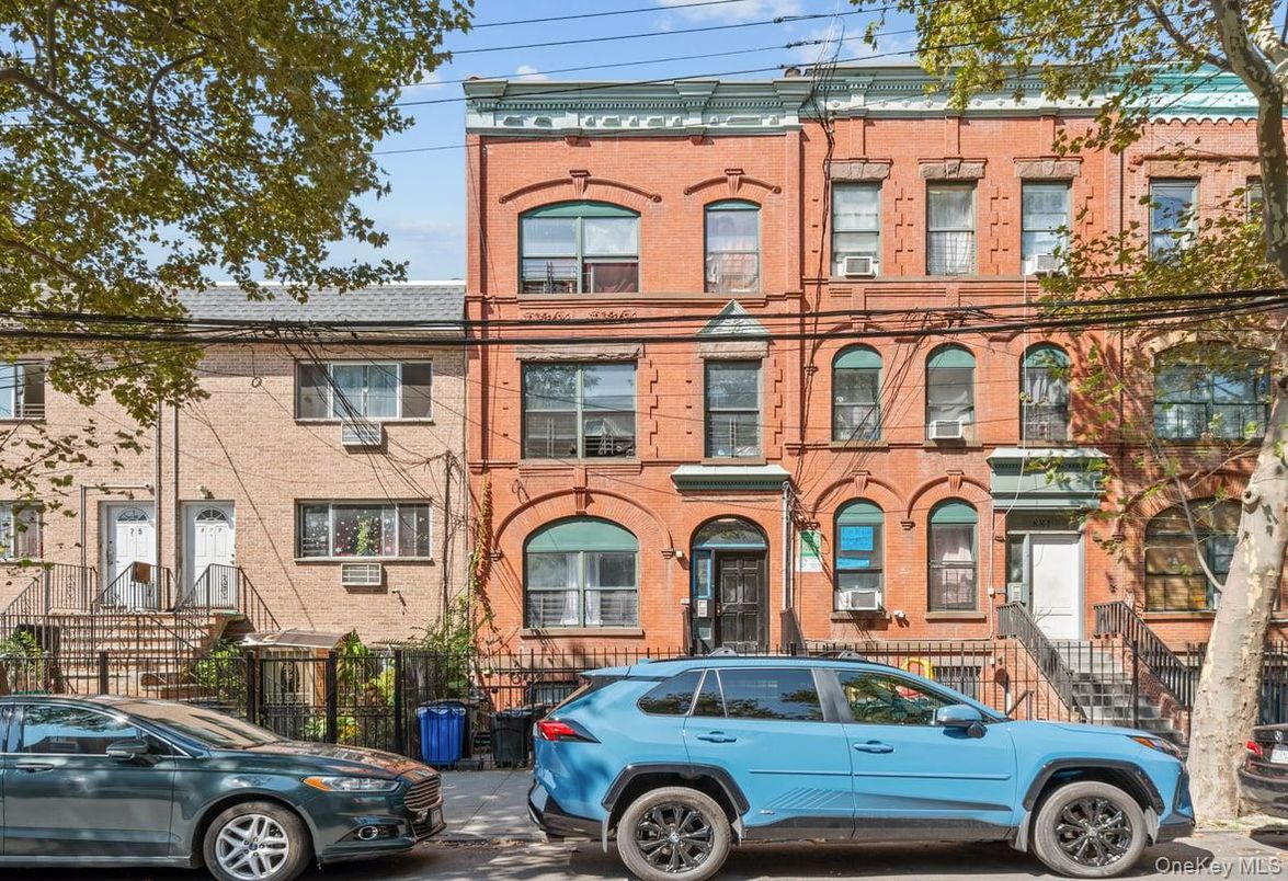 Exterior, Facade, Brick Facade, Rowhouse