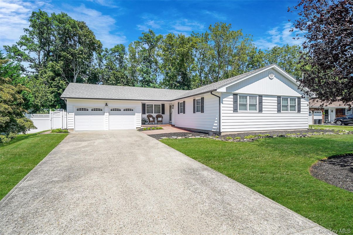 Attached, Exterior, Facade, Ranch