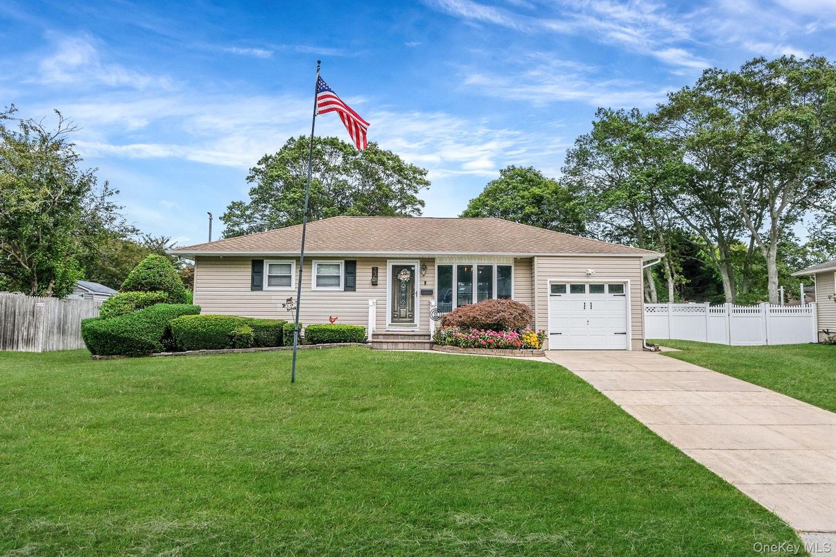 Attached, Exterior, Facade, Cape Cod